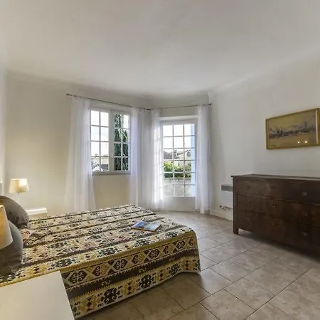 Sainte-maxime Sleeps 6 Pool Air Con Wifi Nyaraló